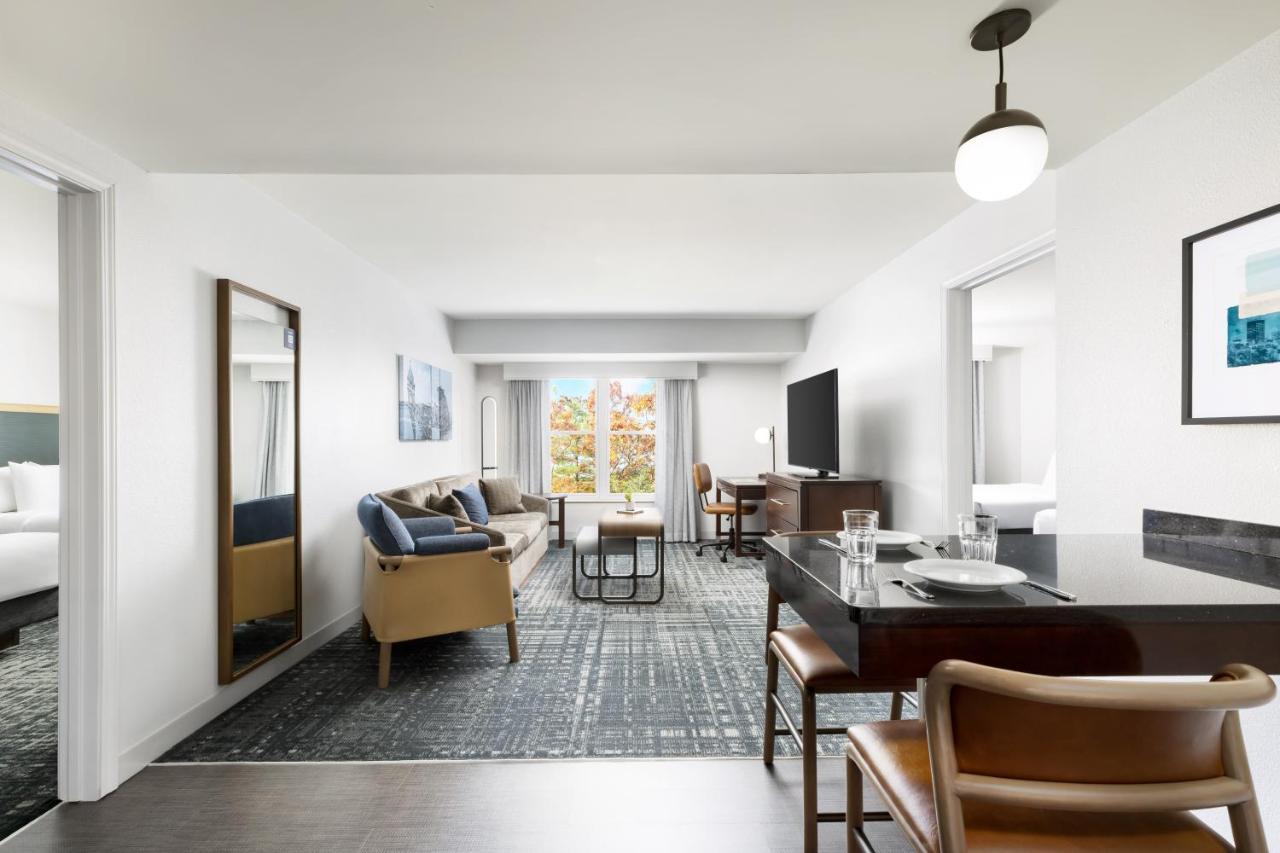 Two Bedroom Suite One King Two Queen Beds Non-Smoking,1498697569:JPEG